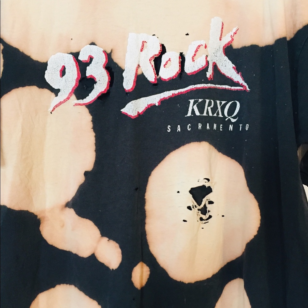 ▪️VNTG▪️ROCK DISTRESSED TSHIRT - Picture 2 of 3